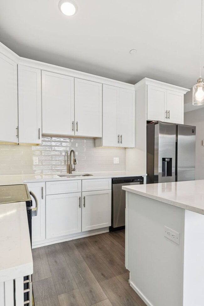 Building Photo - Chic 2-Bedroom Rental with Stunning Rooftop Deck & Modern Amenities in West Kensington!