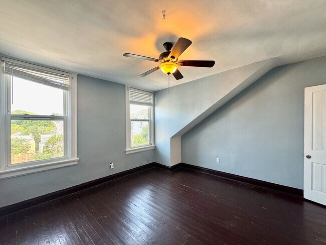 Building Photo - 4 Bed/2 bath UC Rental On Victor + Parking...