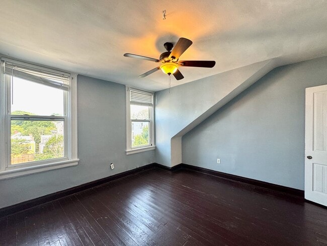Building Photo - 4 Bed/2 bath UC Rental On Victor + Parking Only $675/person ($2700/mo)!