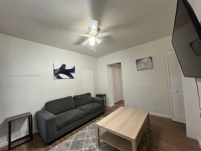 Primary Photo - 200 NW 13th St