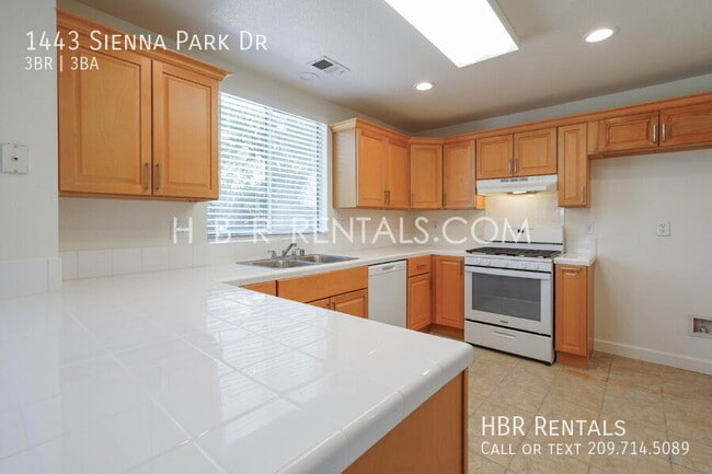 Building Photo - 1443 Sienna Park Dr