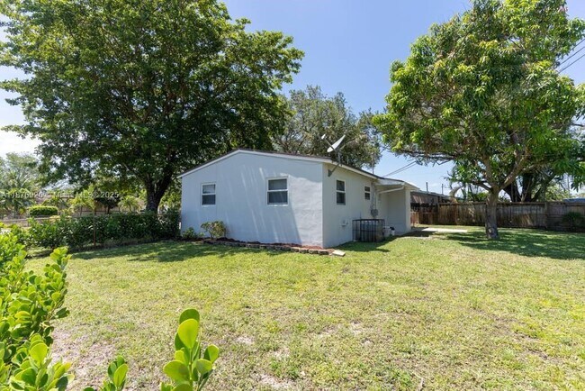 Building Photo - 1101 N 71st Terrace
