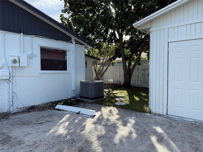 Building Photo - 601 SW 10th St