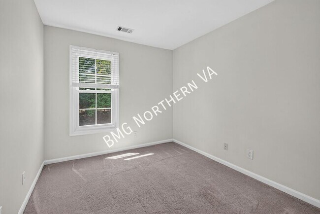Building Photo - 43790 Laburnum Square
