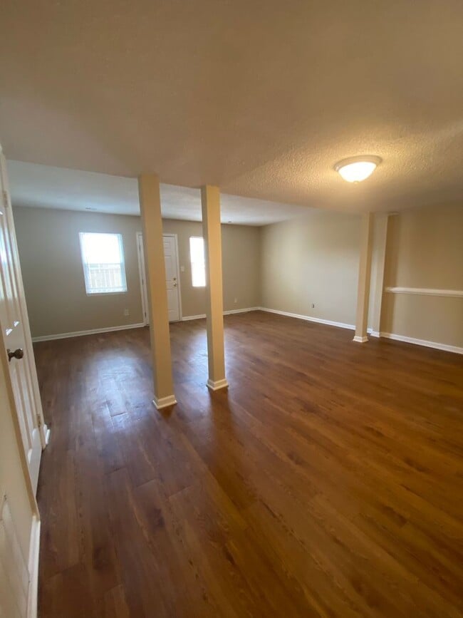 Building Photo - Spacious Townhouse with Fenced Backyard