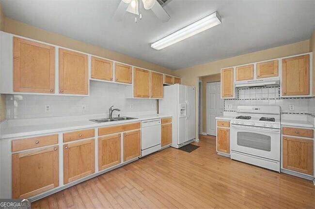Building Photo - 2025 Baramore Oaks Dr