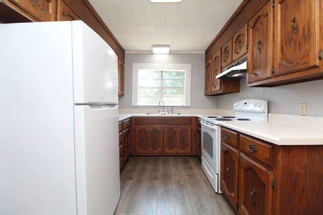 Building Photo - Molino 2/1 Cottage with Hardwood Floors, Sunroom & Carport