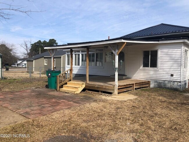 Building Photo - 605 SE 3rd St