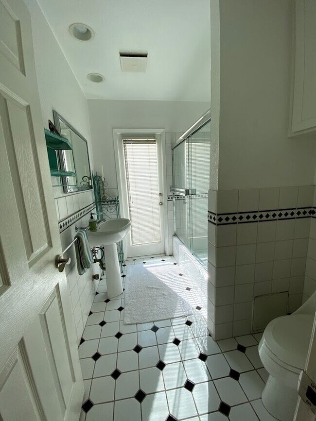Building Photo - 3 bed 2 1/2 bath home single story home in Woodland Hills!