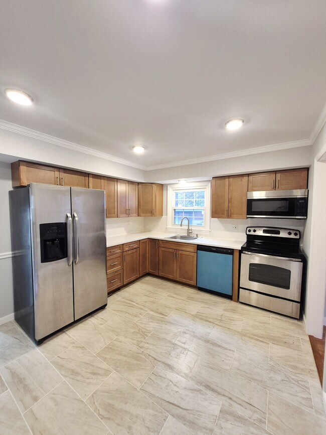 Building Photo - 2402 Fon Du Lac Rd