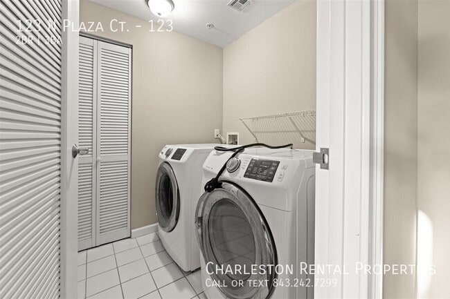 Building Photo - 123 N Plaza Ct