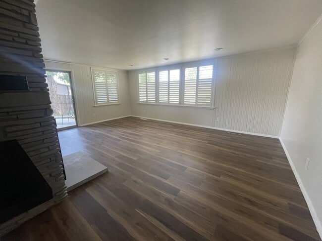 Building Photo - 1576 E Lakewood Dr
