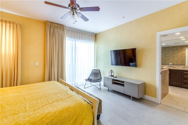 Building Photo - 340 Elm St