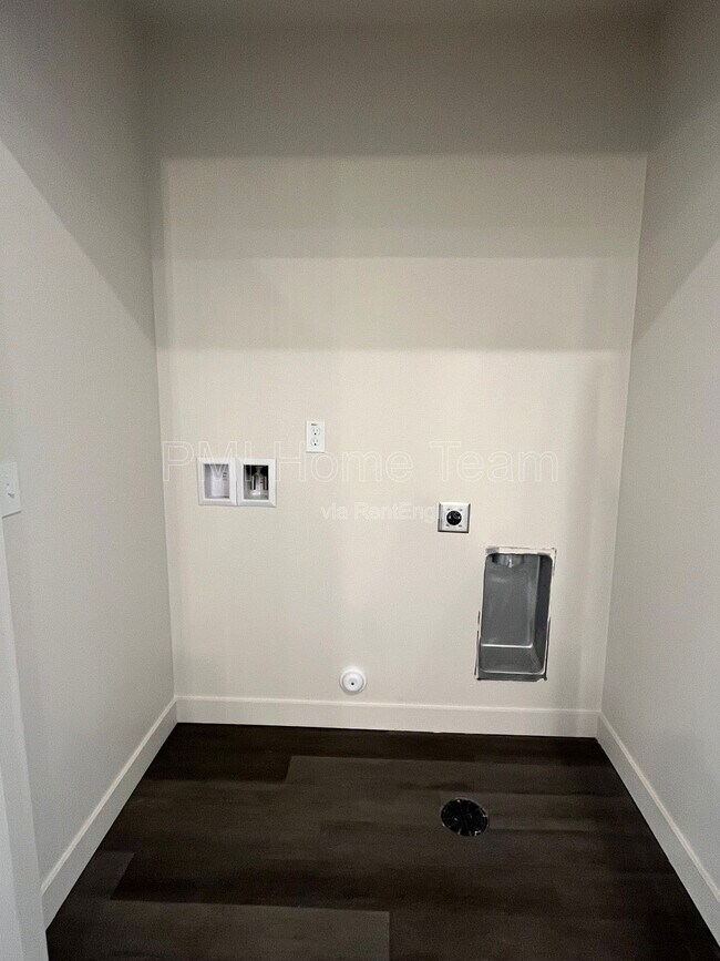 Building Photo - 155 E Ninth