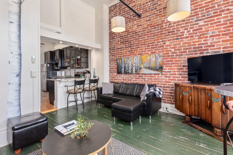 Building Photo - 207 1/2 F St