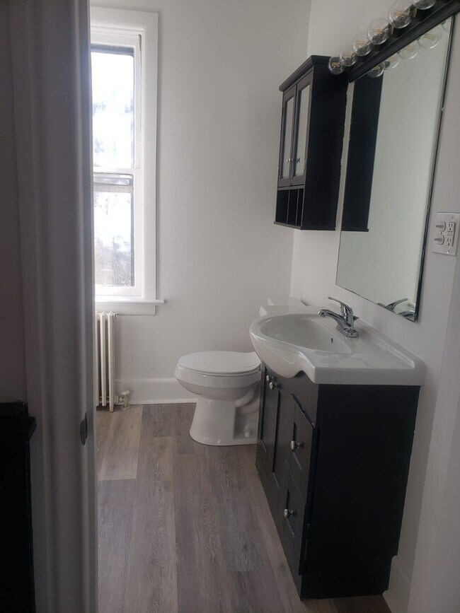 Building Photo - 409 E Orange St