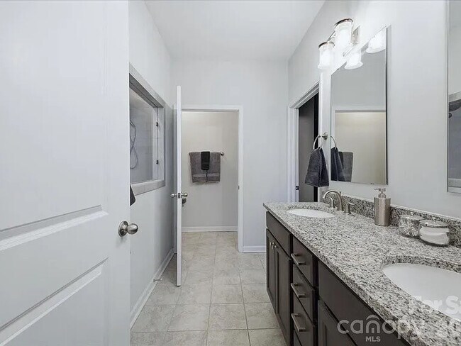 Building Photo - Single Family Home