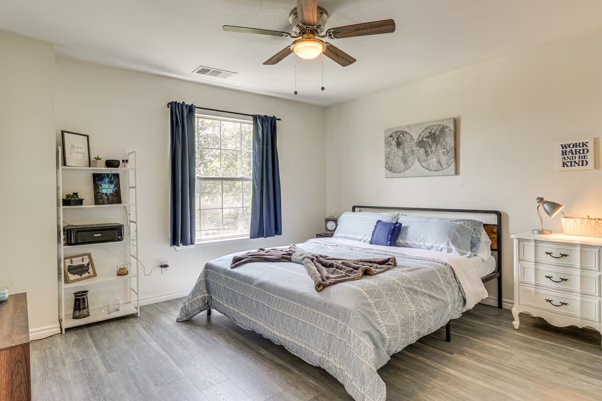 Building Photo - Room in House on Hungry Horse Dr