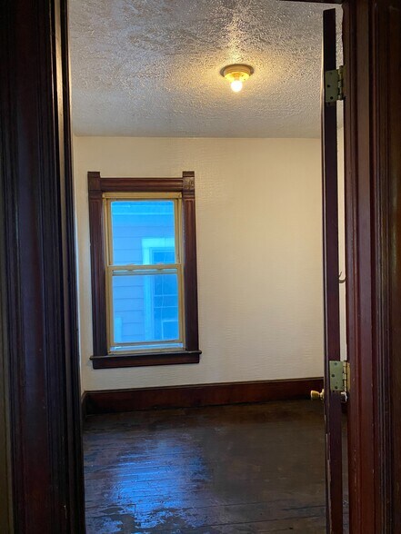 Building Photo - 709 Highland St