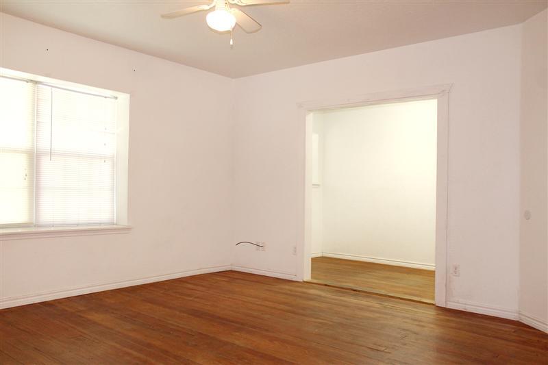 Building Photo - 940 W Tarleton St