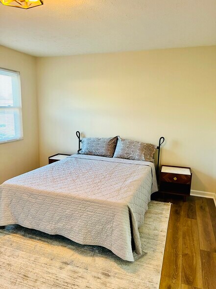 Queen bed and 15 X 11 Bedroom - 109 Fountain Dr