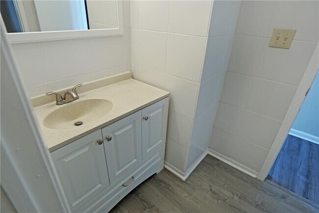 Building Photo - 291 Country Club Dr