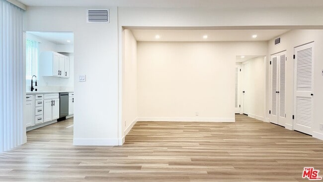 Building Photo - 414 N Palm Dr