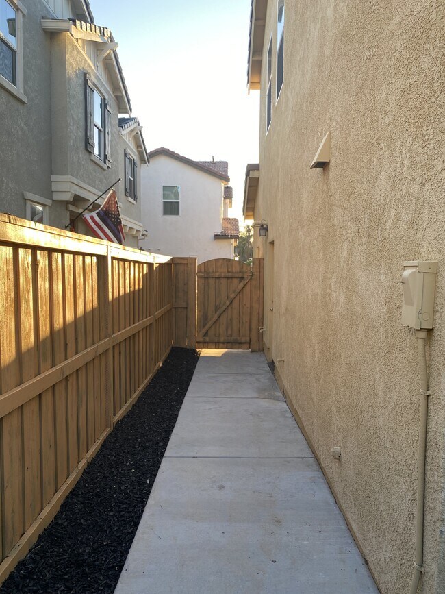 Building Photo - 220 Uccello Way