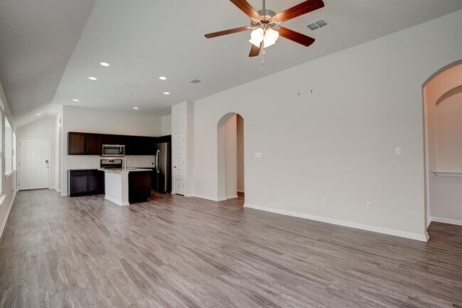 Building Photo - Beautiful 3BR/2BA Home with Island Kitchen...