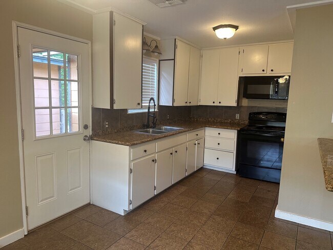 Building Photo - 114 Forest Oaks Ln