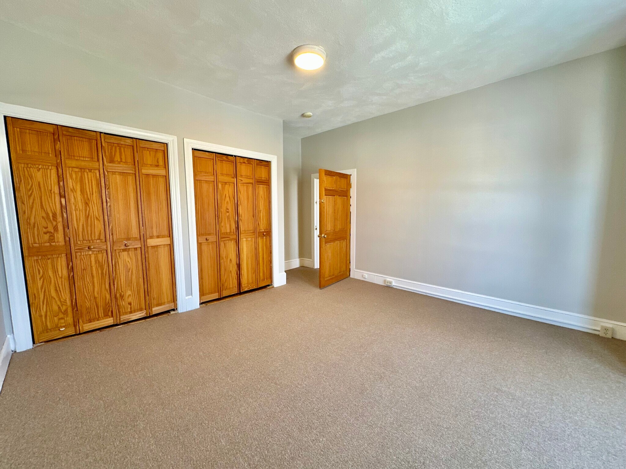 Building Photo - 386 Centre St