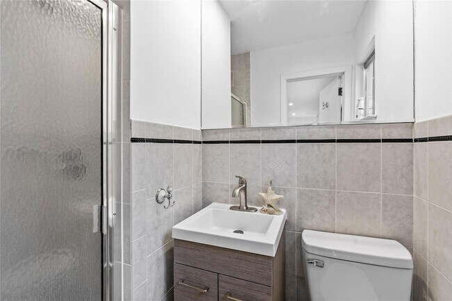Building Photo - 22 Balmoral Cres