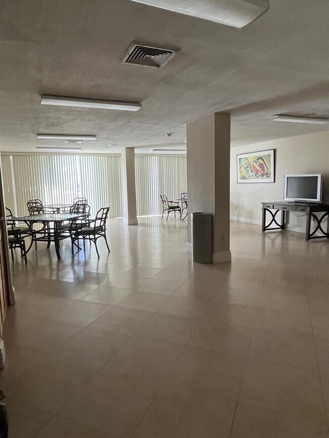 Building Photo - 13155 Ixora Ct