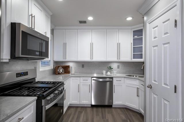 Building Photo - 100 Pineview Ln