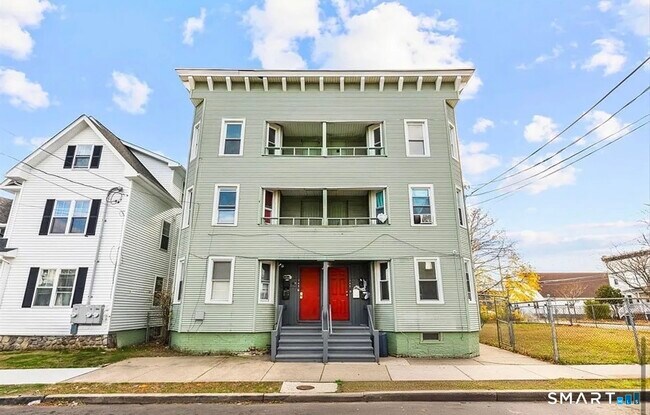 Building Photo - 748 Maple St