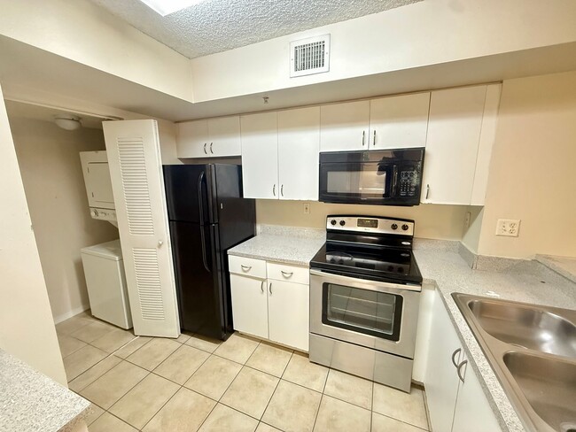 Building Photo - SPACIOUS 2/2 WITH SPLIT FLOOR PLAN WITH BALCONY ACCESS!