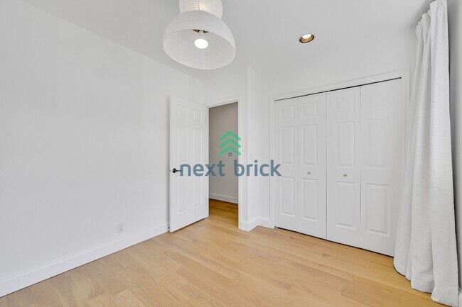 Building Photo - Beautiful Bellevue Single Family Home with 4 Beds + Bonus Room+ Den For Rent