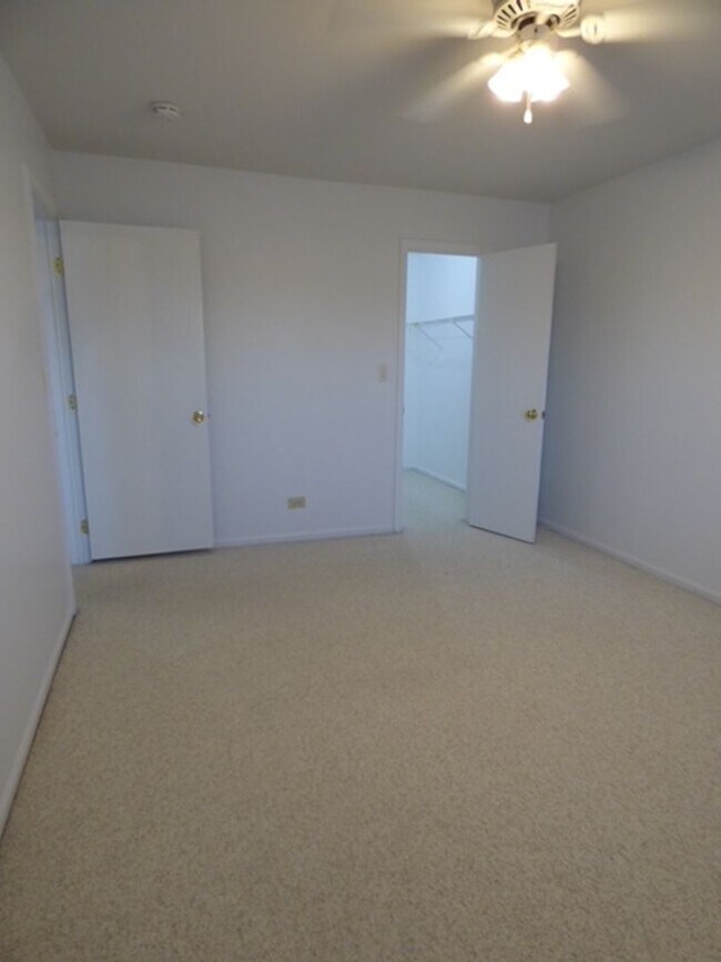 Building Photo - Beautiful 2 bd 1 1/2 ba as soon as July 1 move-in. Great Vernon Hills location!