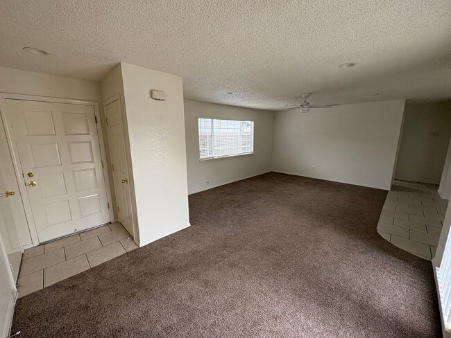 Building Photo - SE Tulare Home Near Shopping Center Rent Ready!