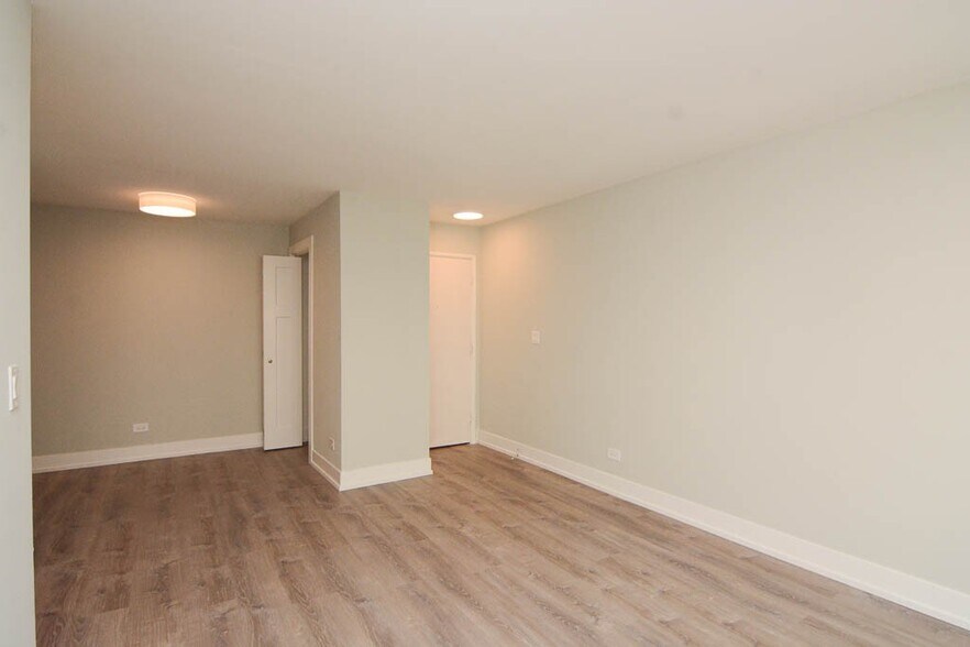 Building Photo - 448 W Barry Ave