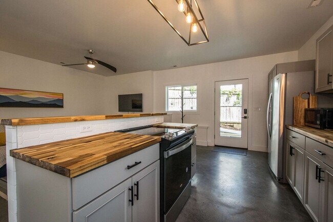 Building Photo - 1243 Pine Spring Dr