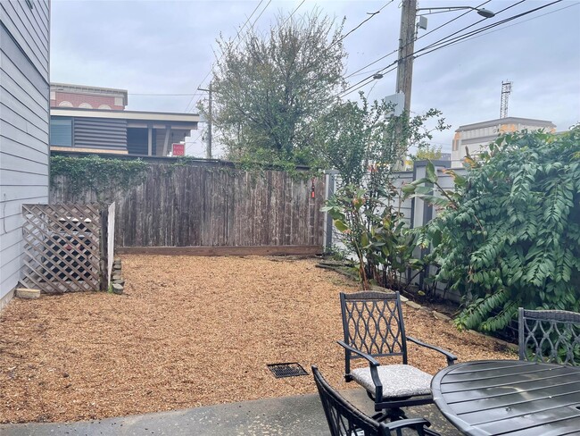 Building Photo - 953 Patterson St