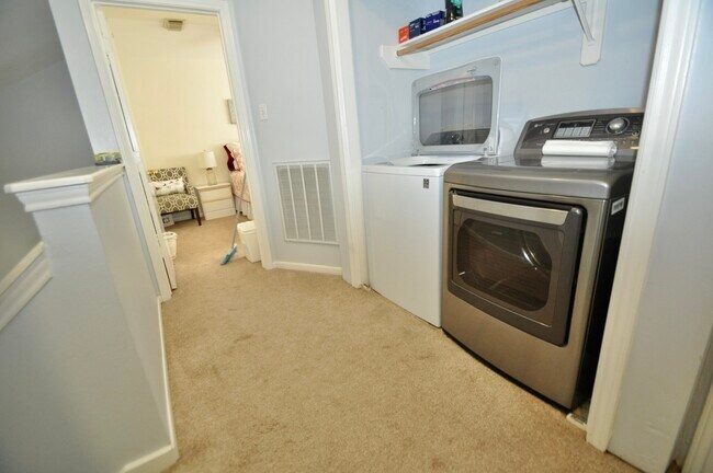 Building Photo - 3239 Beran Dr