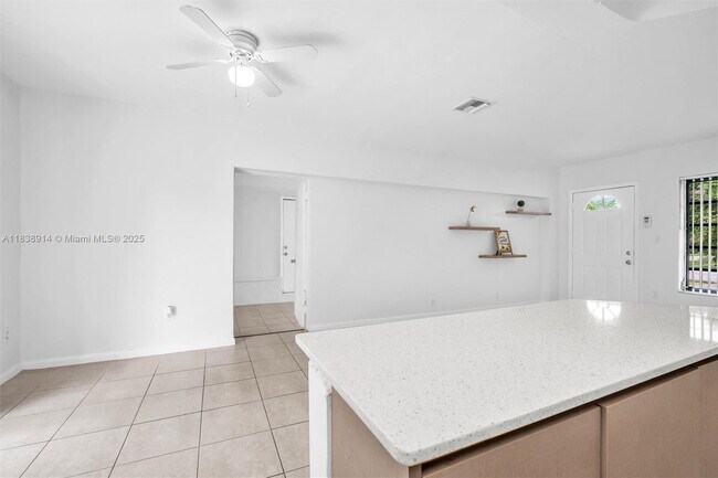 Building Photo - 1050 NE 156th St