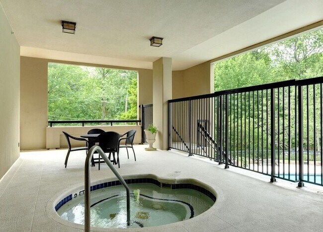 Building Photo - Renovated Condo with Skyline Views