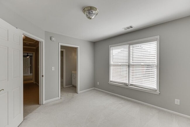 Building Photo - 2885 Towne Village Dr NW