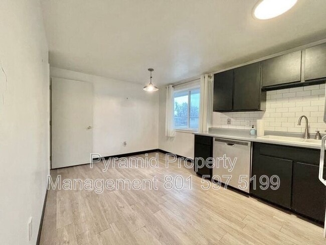 Building Photo - 874 E Angelina Ave