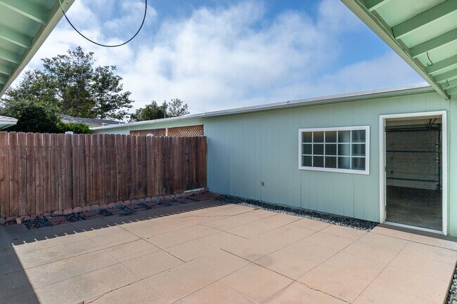 Building Photo - 173 W Elfin Green