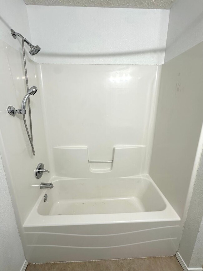 Building Photo - Spacious 4 Bed Home Near Bass Pro with Detached Garage & Fenced Yard