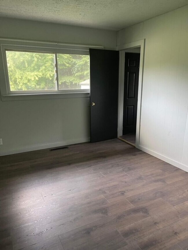 Building Photo - COZY 3 BED, 1 BATH HOUSE WITH FENCED IN BACKYARD LOCATED IN VINE GROVE